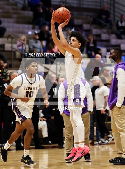 Thumbnail 2 in Caverna vs. Bardstown (KHSAA 5th Region Tournament) photogallery.