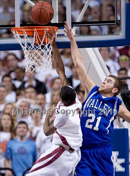 Thumbnail 3 in Ballard vs. Shelby Valley (KHSAA Sweet 16 Final) photogallery.