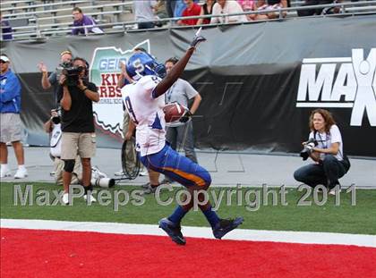 Thumbnail 1 in Oscar Smith vs. Pickerington Central (Kirk Herbstreit National Kickoff Classic) photogallery.