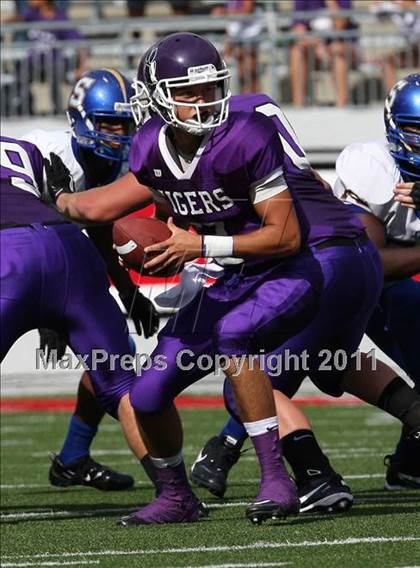Thumbnail 2 in Oscar Smith vs. Pickerington Central (Kirk Herbstreit National Kickoff Classic) photogallery.