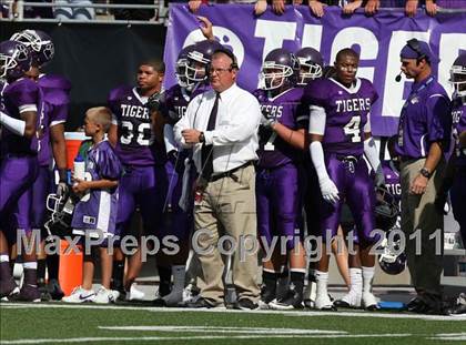 Thumbnail 1 in Oscar Smith vs. Pickerington Central (Kirk Herbstreit National Kickoff Classic) photogallery.