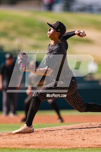 Thumbnail 2 in Nogales vs Verrado (AIA 5A State Final) photogallery.