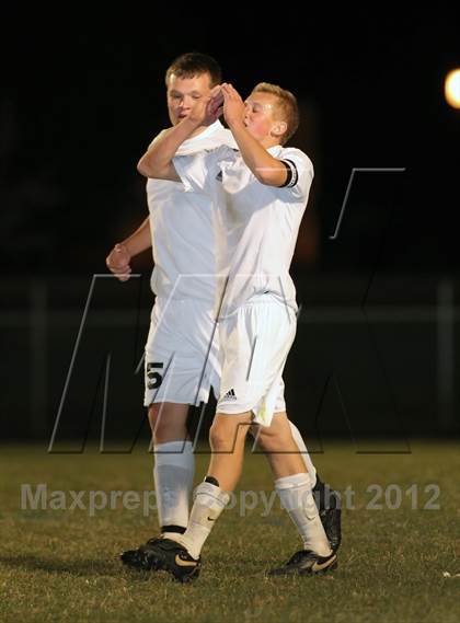 Thumbnail 3 in New London vs. Hortonville photogallery.