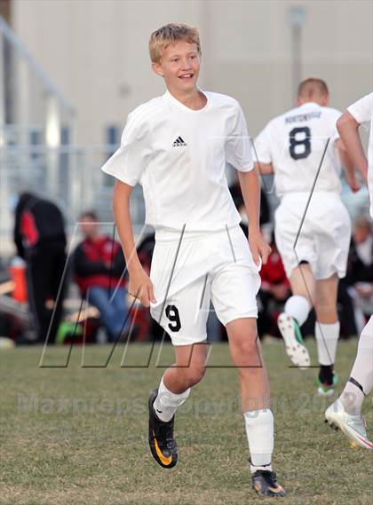 Thumbnail 3 in New London vs. Hortonville photogallery.