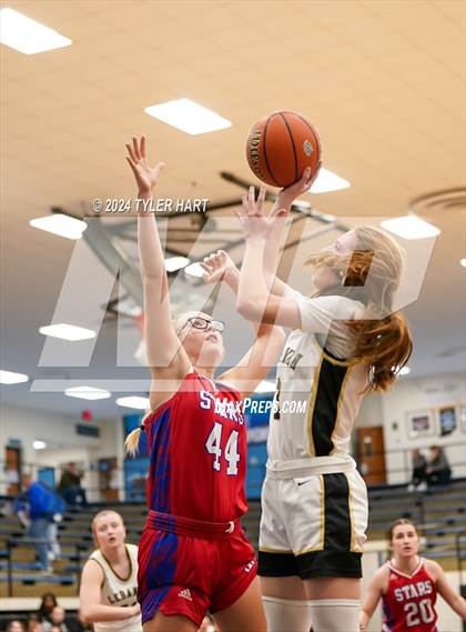 Thumbnail 2 in Western Boone vs. Lebanon (IHSAA 4a Sectional 25 First Round) photogallery.