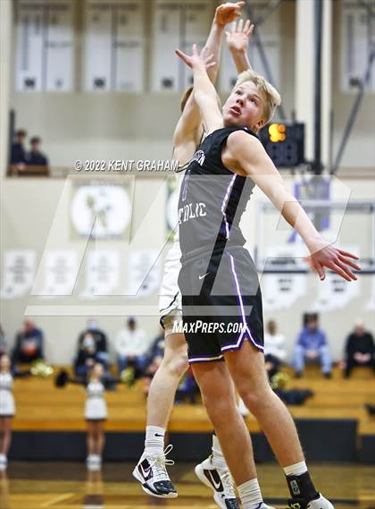 Thumbnail 2 in Guerin Catholic @ Noblesville photogallery.