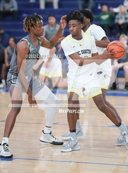 Thumbnail 2 in Catholic High vs Epic South (Lowcountry Roundball Classic) photogallery.