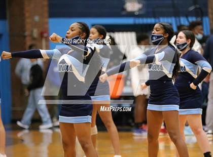 Thumbnail 2 in Belleville East vs Collinsville (Chick-fil-A Classic) photogallery.