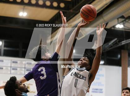 Thumbnail 1 in Belleville East vs Collinsville (Chick-fil-A Classic) photogallery.