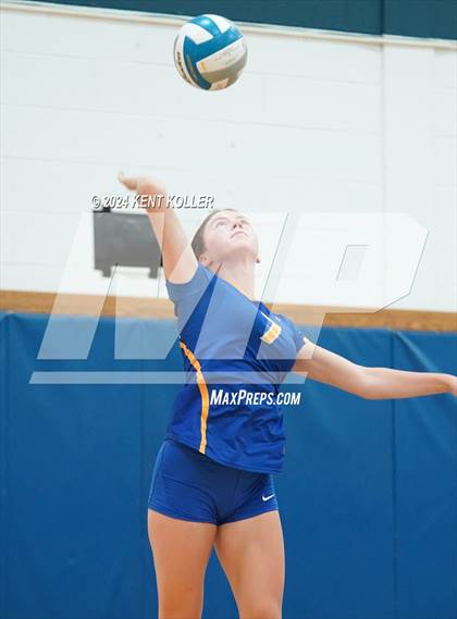 Thumbnail 2 in Midland vs. Shrine Catholic (Our Lady Of The Lakes Invite) photogallery.