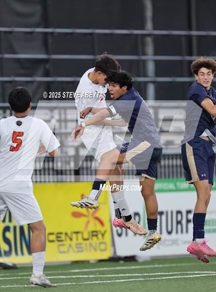Thumbnail 2 in Mullen vs. Greeley Central (CHSAA 4A Championship) photogallery.