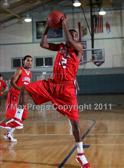 Thumbnail 2 in Elk Grove vs. Lindhurst (Run with the Pack) photogallery.