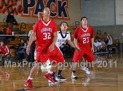 Thumbnail 2 in Elk Grove vs. Lindhurst (Run with the Pack) photogallery.