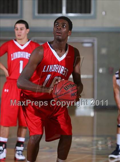 Thumbnail 2 in Elk Grove vs. Lindhurst (Run with the Pack) photogallery.