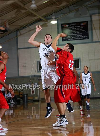 Thumbnail 1 in Elk Grove vs. Lindhurst (Run with the Pack) photogallery.