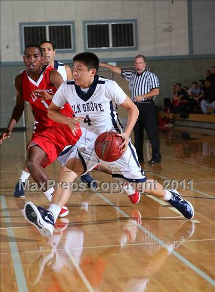 Thumbnail 1 in Elk Grove vs. Lindhurst (Run with the Pack) photogallery.