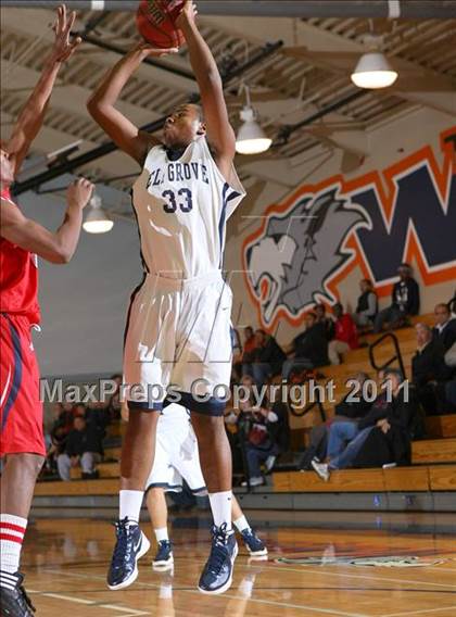 Thumbnail 2 in Elk Grove vs. Lindhurst (Run with the Pack) photogallery.