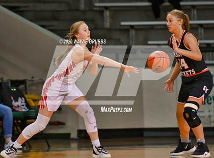 Thumbnail 2 in Sabine vs. Elysian Fields (UIL 3A Bi-District Playoff) photogallery.