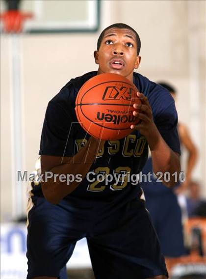 Thumbnail 2 in Dominguez vs. St. John Bosco (Pangos Dream Classic) photogallery.