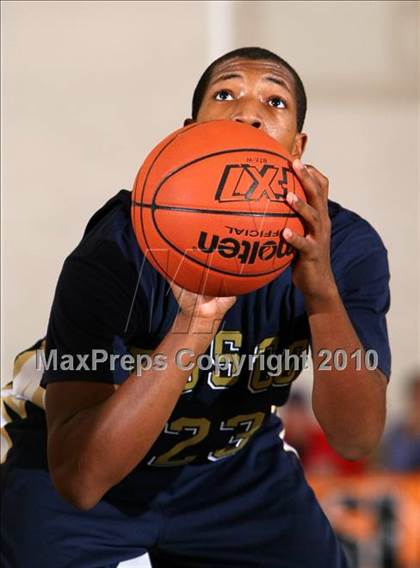 Thumbnail 2 in Dominguez vs. St. John Bosco (Pangos Dream Classic) photogallery.