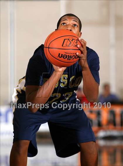 Thumbnail 1 in Dominguez vs. St. John Bosco (Pangos Dream Classic) photogallery.
