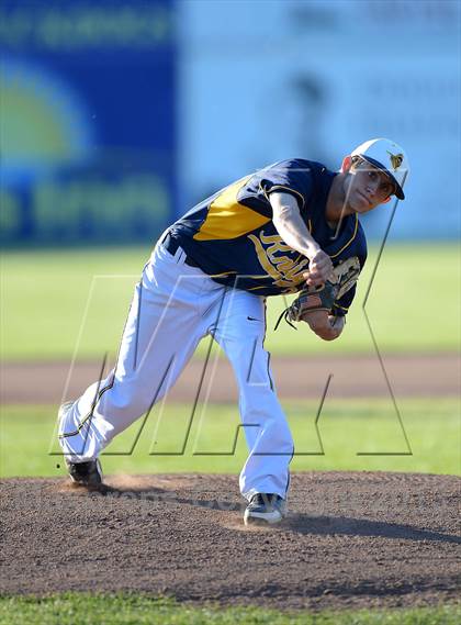 Thumbnail 1 in Williamsville South vs. Sutherland (NYSPHSAA Far West Regional) photogallery.