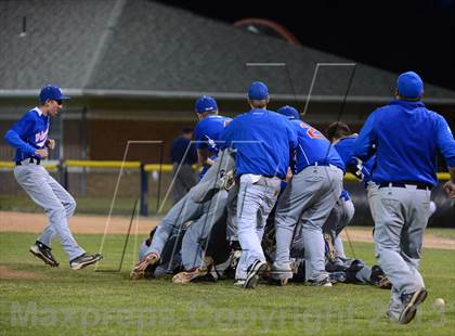 Thumbnail 3 in Williamsville South vs. Sutherland (NYSPHSAA Far West Regional) photogallery.