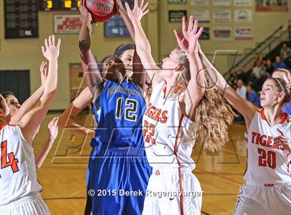 Thumbnail 2 in Lakewood vs Grandview (CHSAA 5A Sweet 16) photogallery.