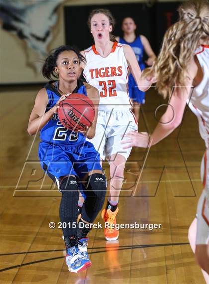 Thumbnail 2 in Lakewood vs Grandview (CHSAA 5A Sweet 16) photogallery.