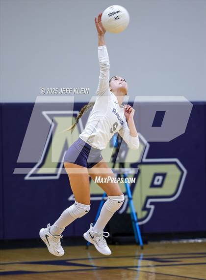 Thumbnail 2 in Pine Crest vs. Gulliver Prep photogallery.