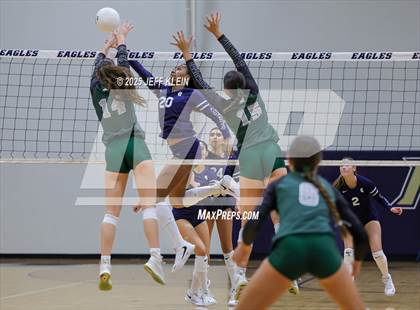 Thumbnail 3 in Pine Crest vs. Gulliver Prep photogallery.