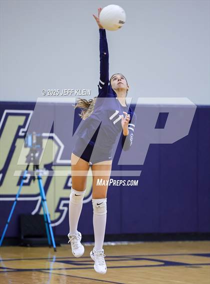Thumbnail 2 in Pine Crest vs. Gulliver Prep photogallery.