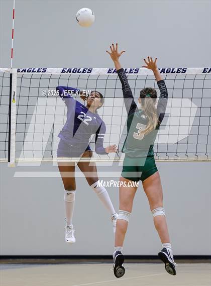 Thumbnail 3 in Pine Crest vs. Gulliver Prep photogallery.