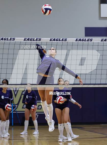 Thumbnail 3 in Pine Crest vs. Gulliver Prep photogallery.
