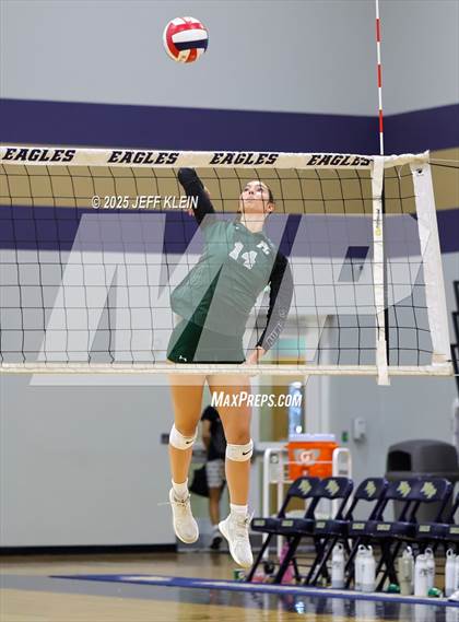 Thumbnail 2 in Pine Crest vs. Gulliver Prep photogallery.
