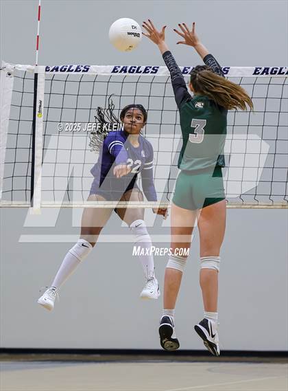 Thumbnail 3 in Pine Crest vs. Gulliver Prep photogallery.