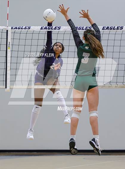 Thumbnail 2 in Pine Crest vs. Gulliver Prep photogallery.