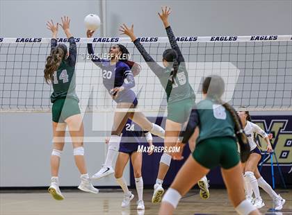 Thumbnail 2 in Pine Crest vs. Gulliver Prep photogallery.
