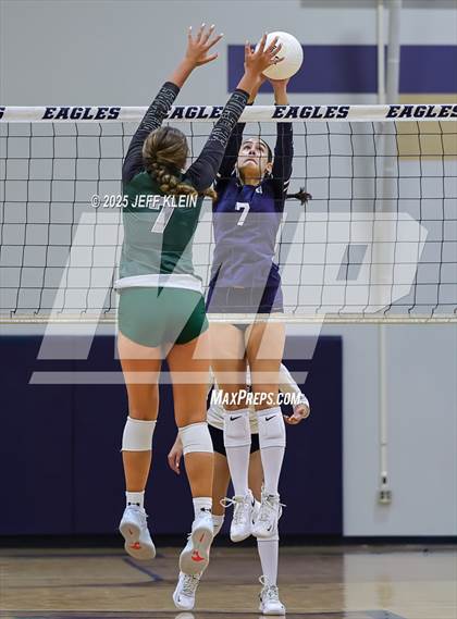 Thumbnail 3 in Pine Crest vs. Gulliver Prep photogallery.