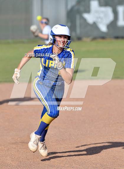 Thumbnail 2 in Lipan @ Santo photogallery.