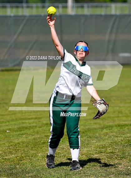 Thumbnail 3 in Lipan @ Santo photogallery.
