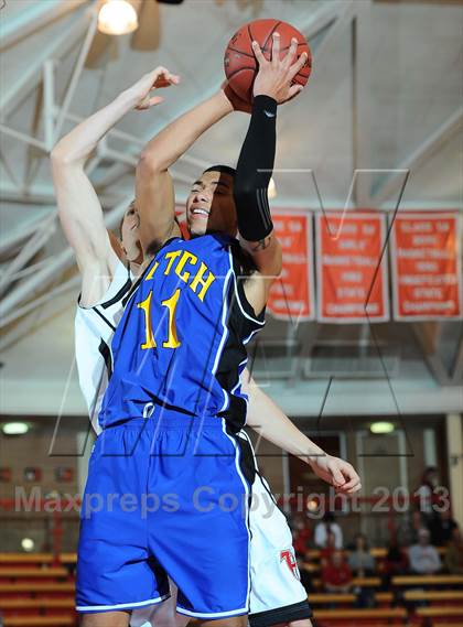 Thumbnail 1 in Wichita Heights vs. Hutchinson (McPherson Invitational) photogallery.