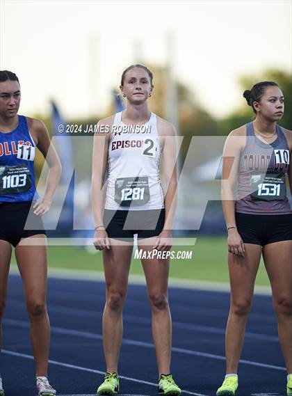 Thumbnail 2 in FHSAA 2A Finals (800 Meter) photogallery.