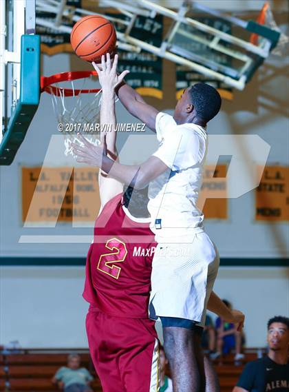 Thumbnail 3 in  East vs West (San Fernando Valley All-Star Game) photogallery.