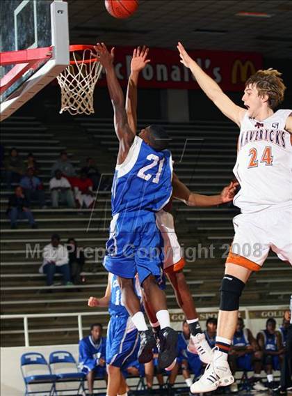 Thumbnail 1 in Madison vs. Chavez (McDonald's Texas Invitational) photogallery.
