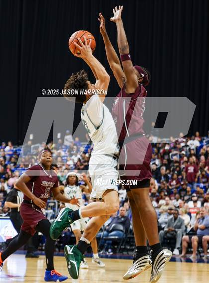 Thumbnail 3 in Meyer vs. Herne (UIL Basketball 2A D1 Final) photogallery.