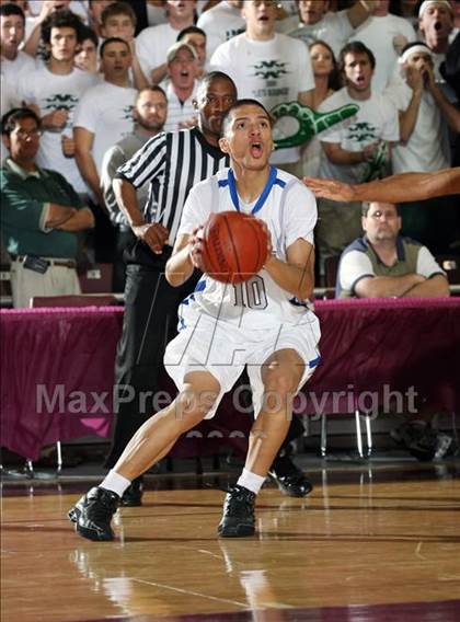 Thumbnail 3 in Strake Jesuit vs. Chavez (Texas 5A Region 3 Semifinal) photogallery.