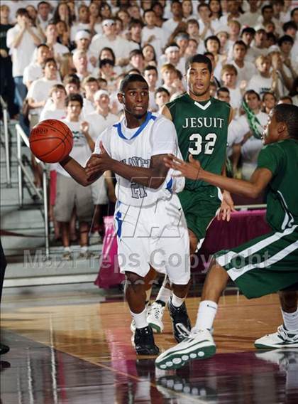 Thumbnail 3 in Strake Jesuit vs. Chavez (Texas 5A Region 3 Semifinal) photogallery.