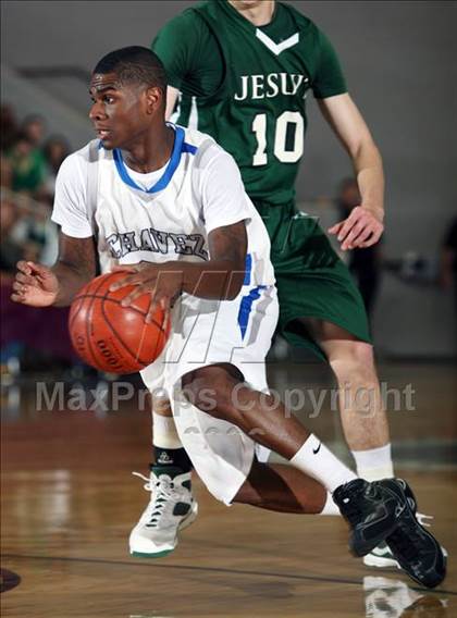 Thumbnail 2 in Strake Jesuit vs. Chavez (Texas 5A Region 3 Semifinal) photogallery.