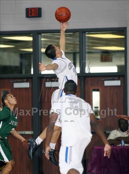 Thumbnail 2 in Strake Jesuit vs. Chavez (Texas 5A Region 3 Semifinal) photogallery.